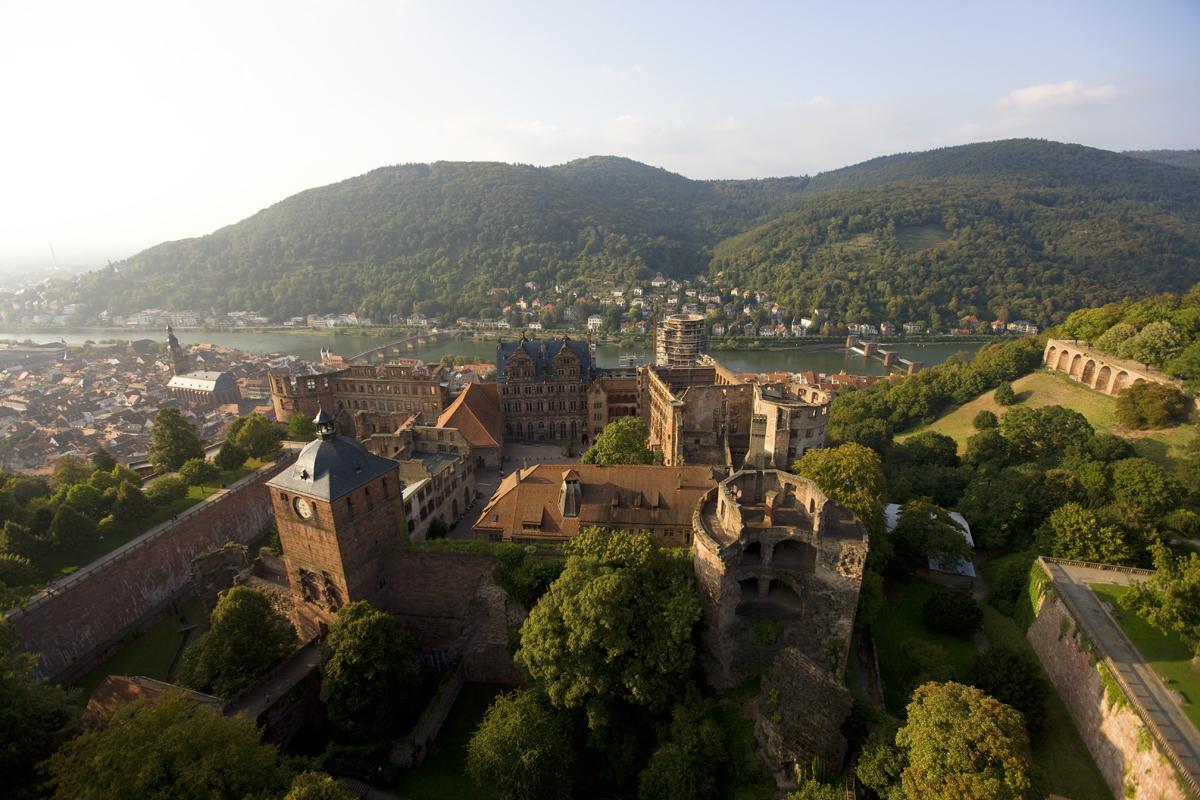 Luftansicht auf Schloss Heidelberg und das Neckartal