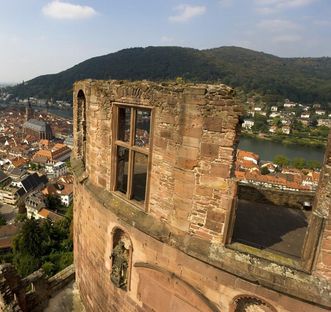Blick vom Dicken Turm von Schloss Heidelberg auf die Altstadt und den Neckar