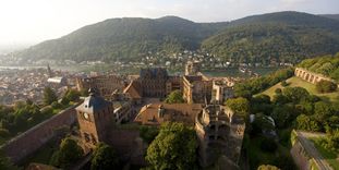 Luftansicht auf Schloss Heidelberg und das Neckartal