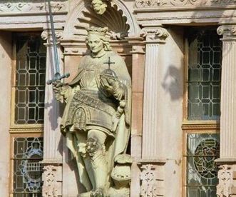 Statue von Kurfürst Ruprecht III. von der Pfalz (dt. König) an der Hoffassade des Friedrichsbaus von Schloss Heidelberg