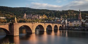 Blick auf Schloss Heidelberg mit der Alten Brücke im Vordergrund; Foto: Staatliche Schlösser und Gärten Baden-Württemberg, Günther Bayerl