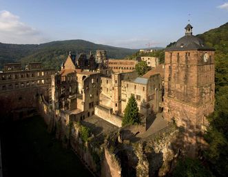 Luftansicht über den Graben auf das Gebäudeensemble von Schloss Heidelberg