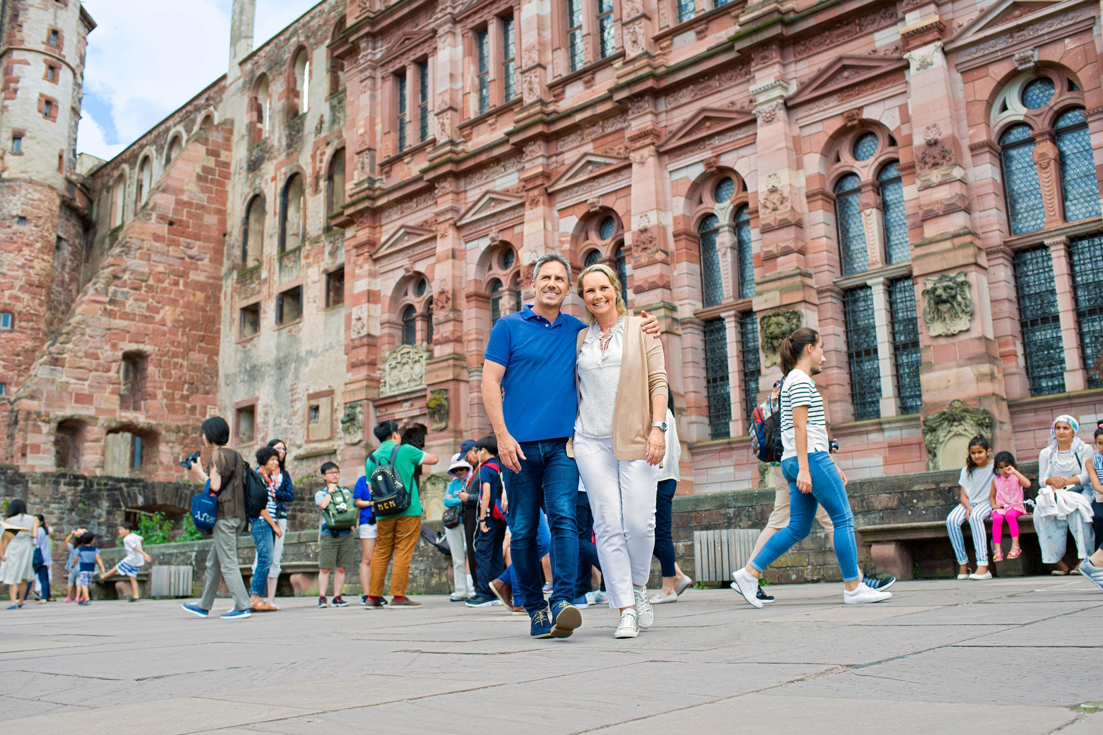 Besucherinnen im Schlosshof, Schloss Heidelberg