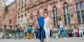 Besucherinnen im Schlosshof, Schloss Heidelberg