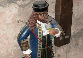 Le gardien du tonneau Perkeo dans le bâtiment du tonneau du château de Heidelberg 