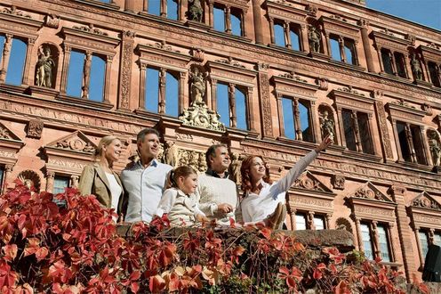 Schloss Heidelberg, Besucher vor der Schlossfassade