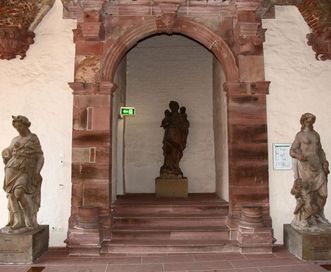 Portail dans le Salon impérial du bâtiment Ottheinrich du château de Heidelberg 