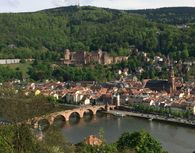 Foto: Staatliche Schlösser und Gärten Baden-Württemberg Schloss Heidelberg mit Altstadt und Alter Brücke