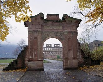 Vue de la porte d’Elisabeth dans le jardin d’Artillerie du château de Heidelberg 