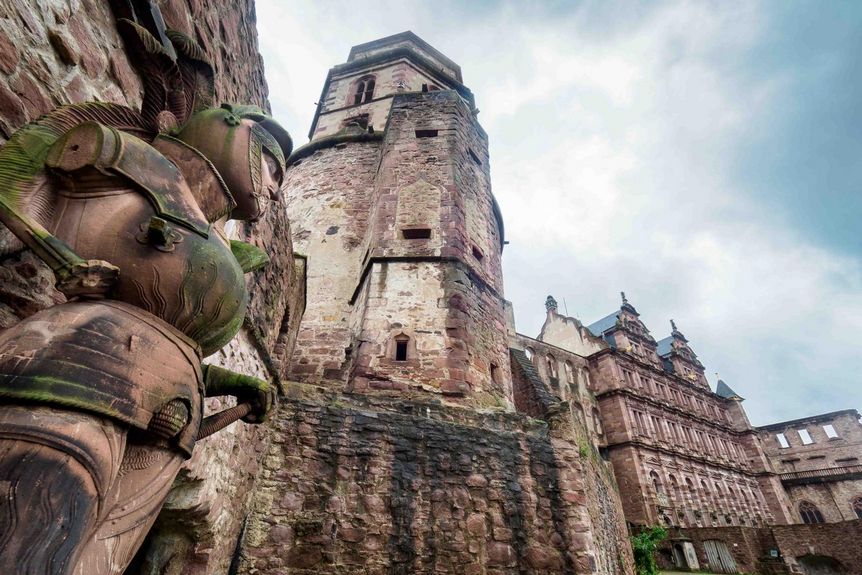 Foto: Staatliche Schlösser und Gärten Baden-Württemberg, Ralf Kuhlen Schloss Heidelberg, Schlosshof mit Skulptur