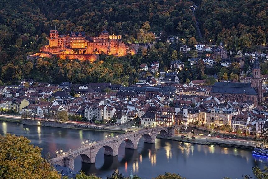 Schloss Heidelberg, Luftaufnahme bei Dämmerung