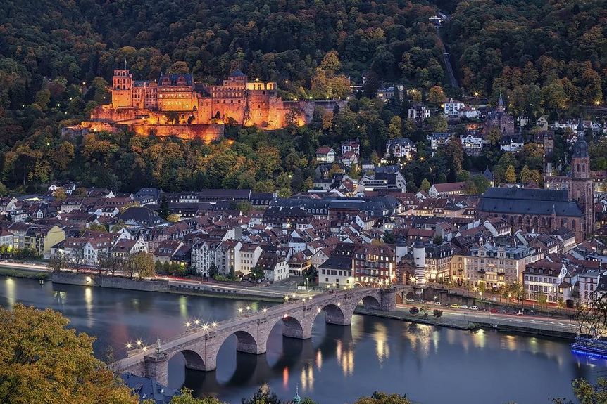 Schloss Heidelberg, Luftaufnahme bei Dämmerung
