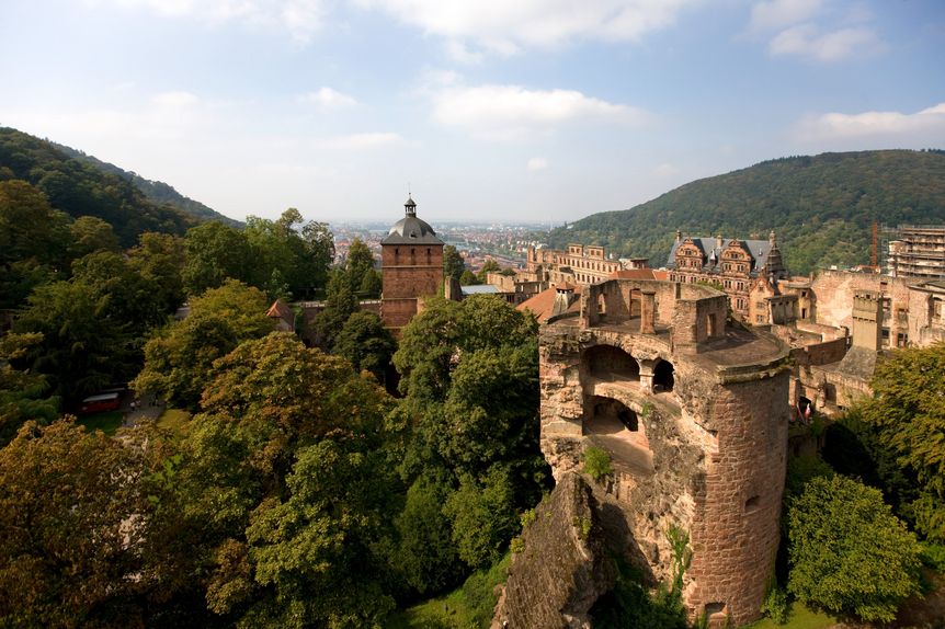 Schloss Heidelberg, Blick auf die Turmruine, im Hintergrund die Schlossanlage