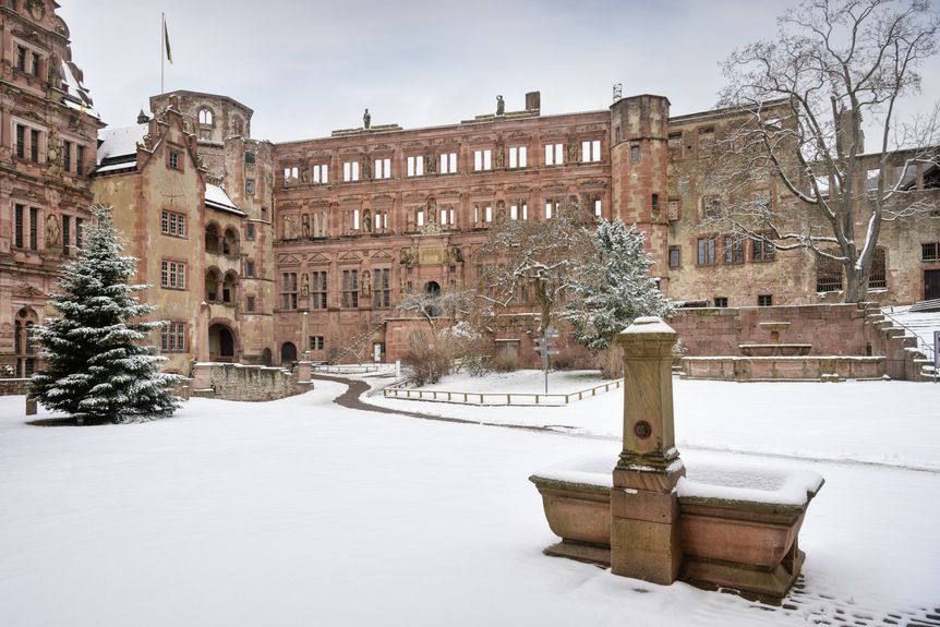 Schloss Heidelberg, Außen, Schlosshof mit Ottheinrichsbau im Winter
