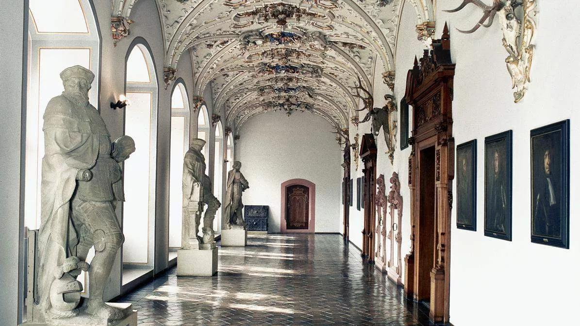 In the 19 th century: Friedrichsbau with plasterwork ceilings as well as wooden and sandstone portals and archways.