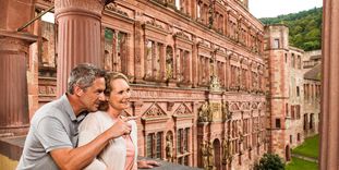 Besucher vor dem Ottheinrichsbau