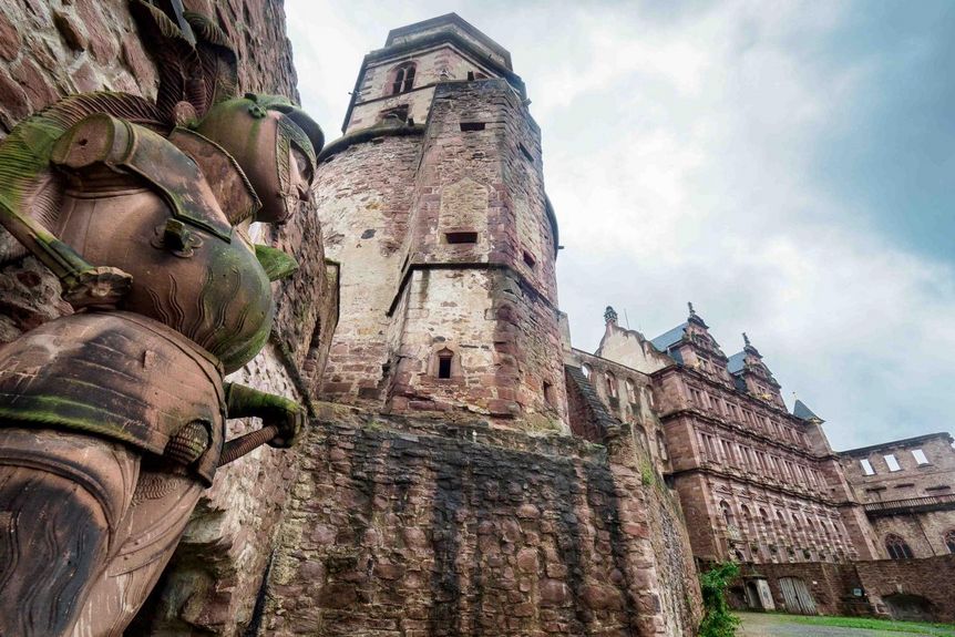 Schloss Heidelberg, Schlosshof mit Skulptur