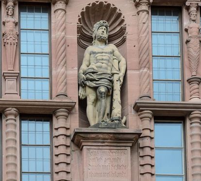 Statue de Hercule sur la façade côté cour de l’aile Ottheinrich du château de Heidelberg 