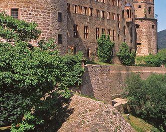 Vue de la tour de l’Apothicaire, de l’aile Ottheinrich et de la tour de la Cloche avec casemate pointue en avant-plan 