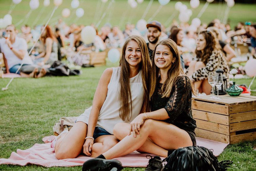 Schloss Heidelberg, Event, Sunset Vibes, Besucherinnen mit Korb