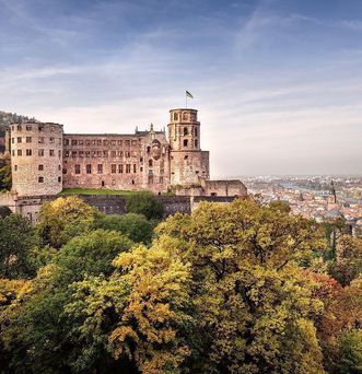 Blick über Schloss Heidelberg ins Neckartal