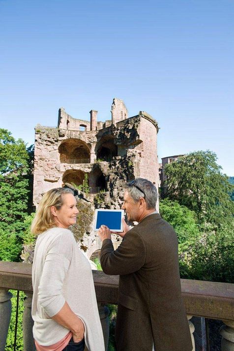 Schloss Heidelberg, Besucher vor der Schlossruine