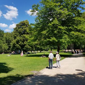 Schloss Heidelberg, Besucher im Schlossgarten 